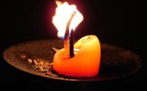 aku hanyalah lilin
